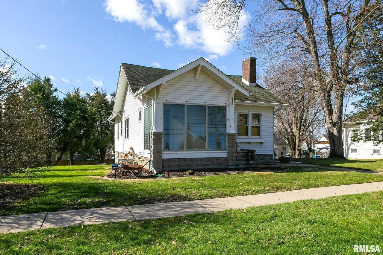 2218 3rd Ave., East Moline, IL 61244