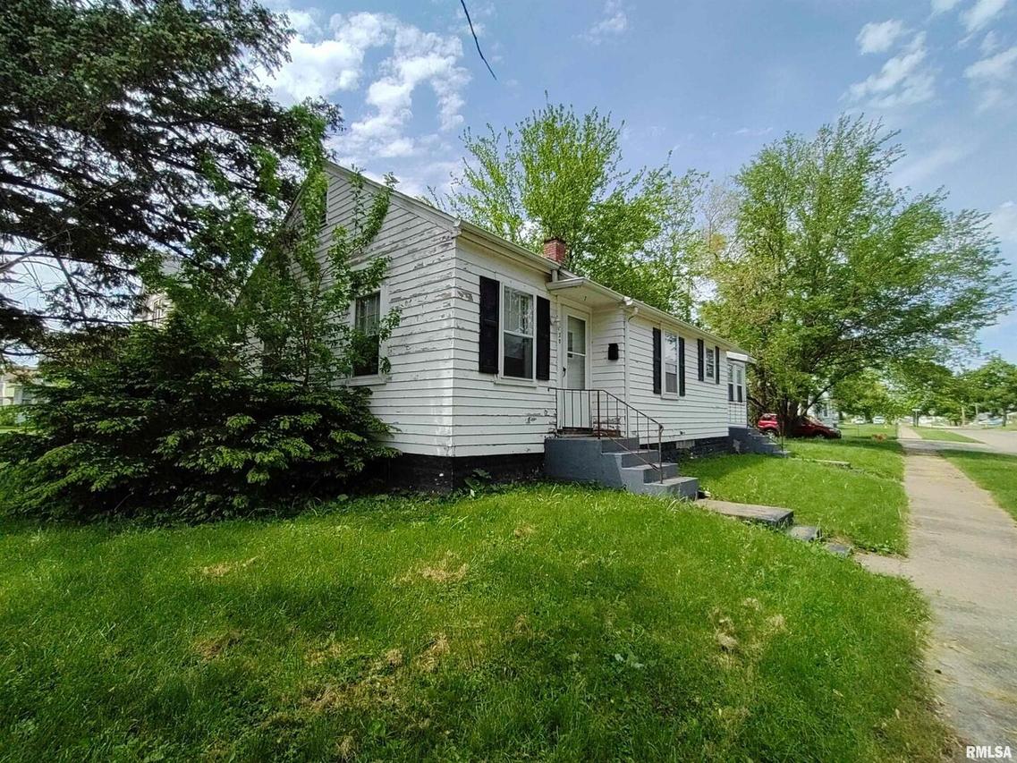 1230 8th St., Rock Island, IL 61201