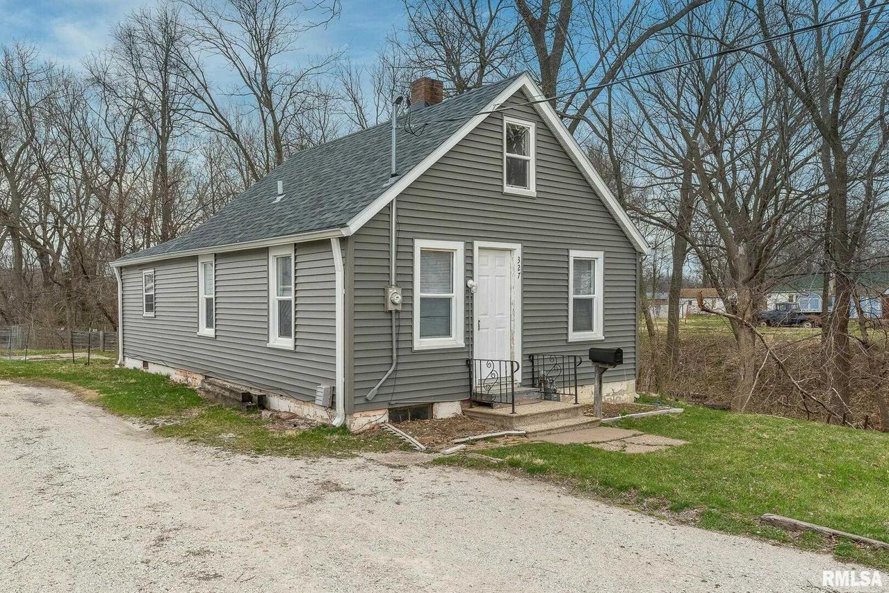 327 28th Ave., East Moline, IL 61244