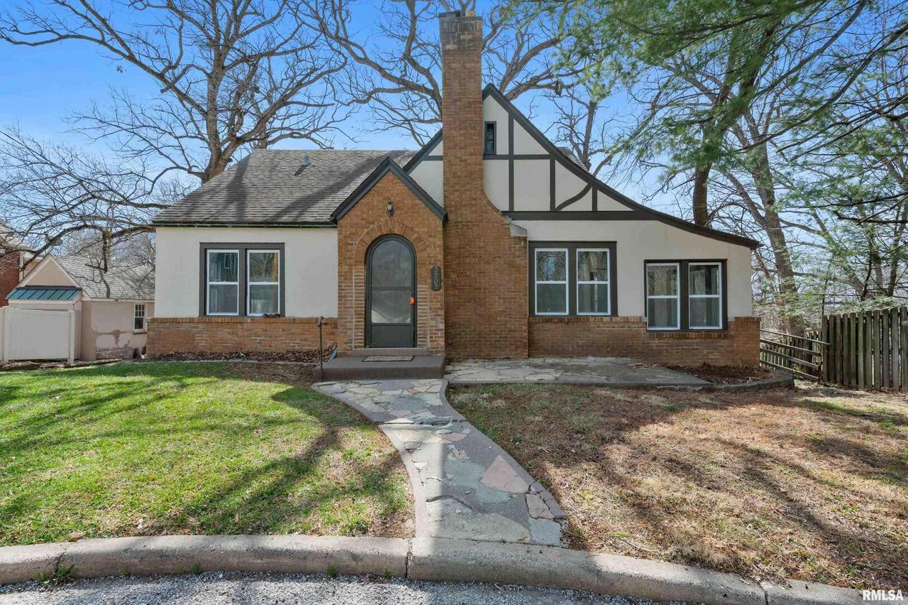 2202 Barnard Ct., Moline, IL 61265