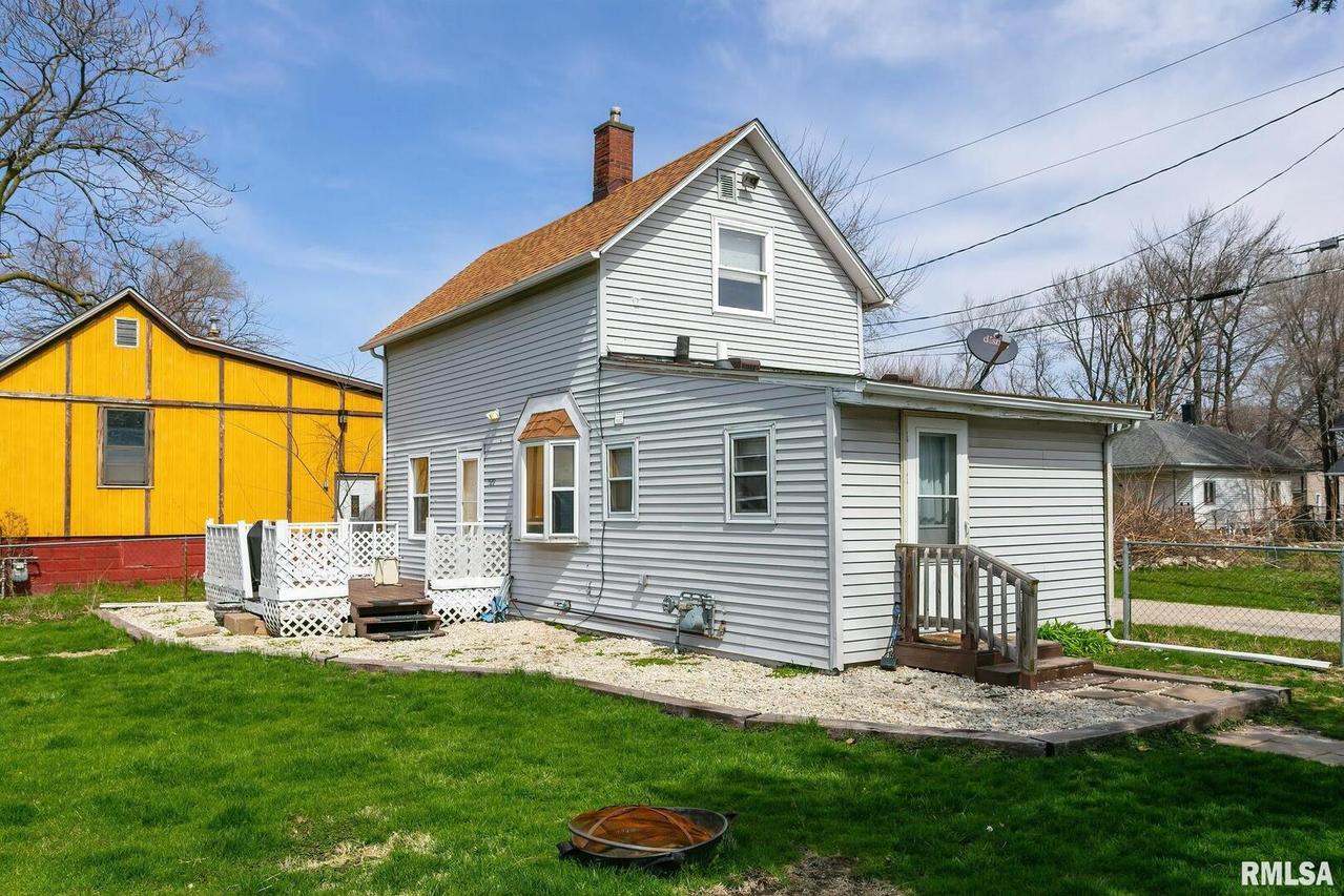 1529 13th Ave., East Moline, IL 61240