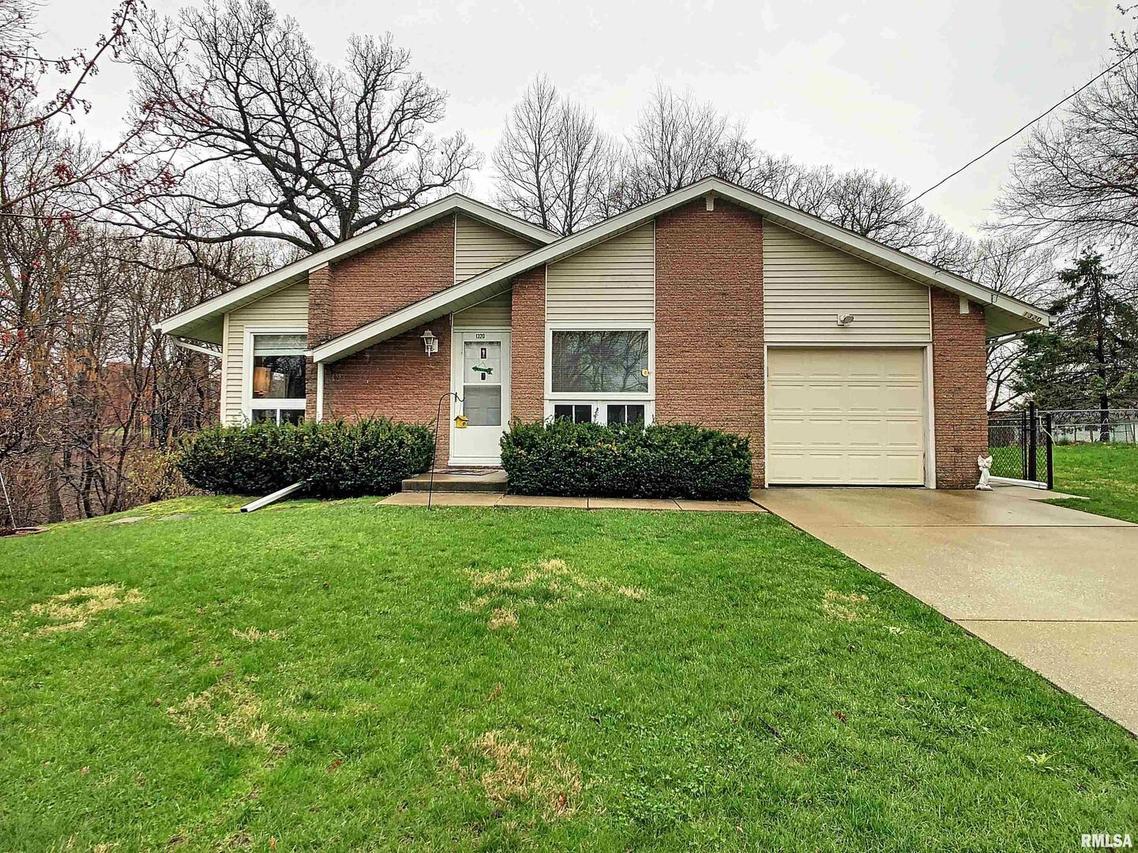 1320 32nd Avenue Ct., East Moline, IL 61244