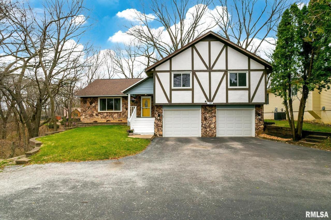 729 24th Avenue Ct., Moline, IL 61265