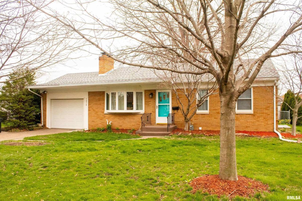 1878 25th Avenue Ct., Moline, IL 61265