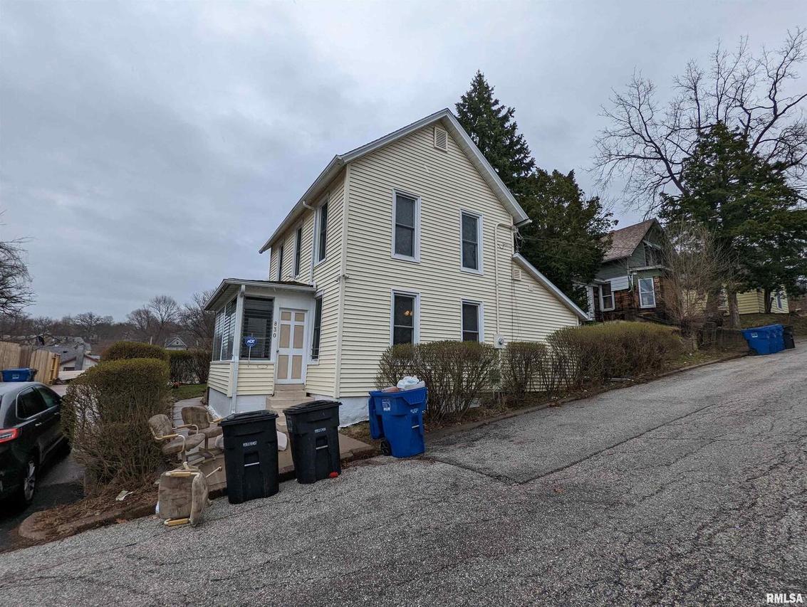 830 15th St. #A, Moline, IL 61265