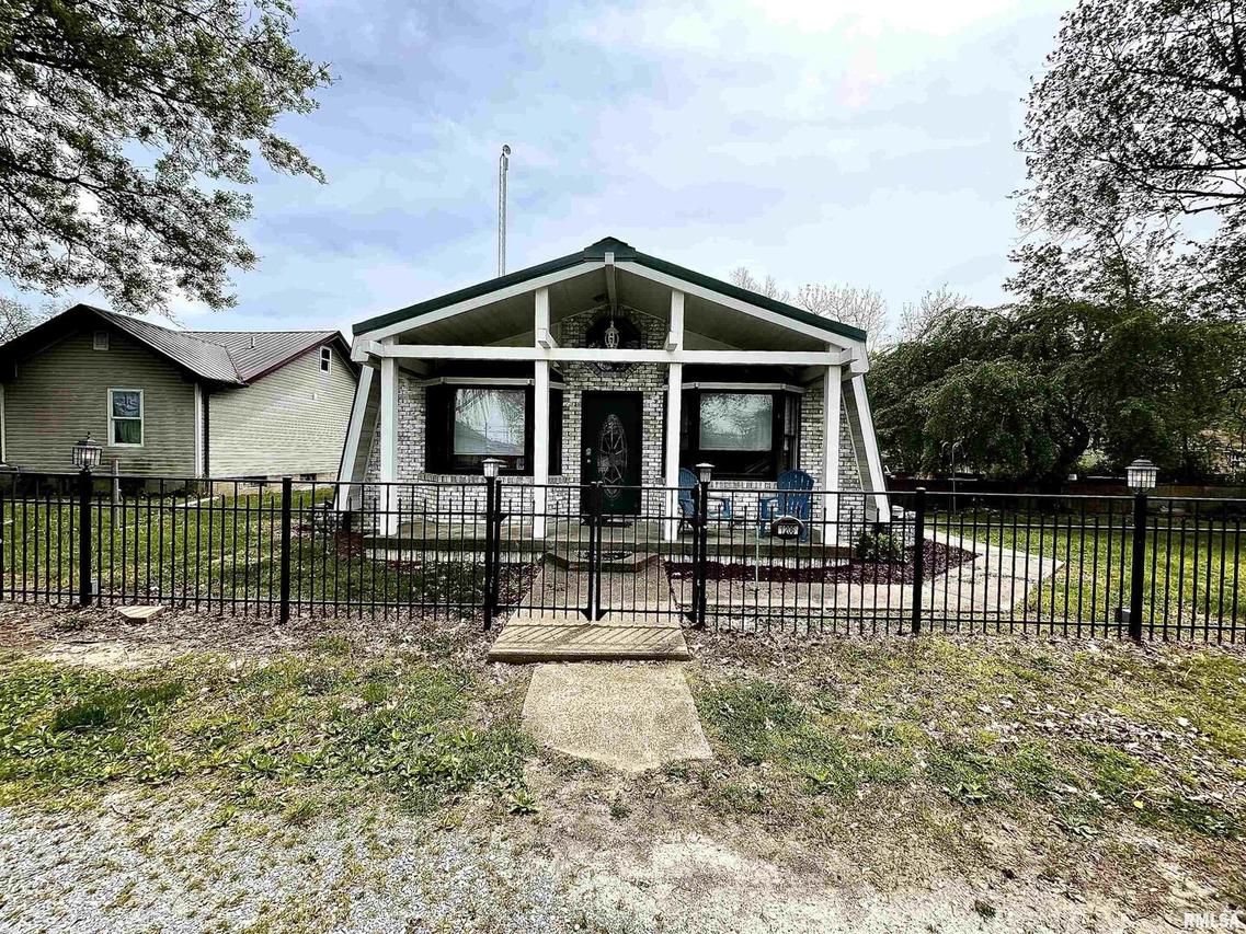 1206 W Oak St., West Frankfort, IL 62896