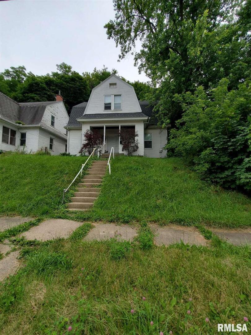 2412 7th Ave., Moline, IL 61265