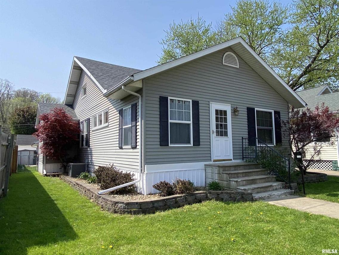 158 16th Ave., East Moline, IL 61244