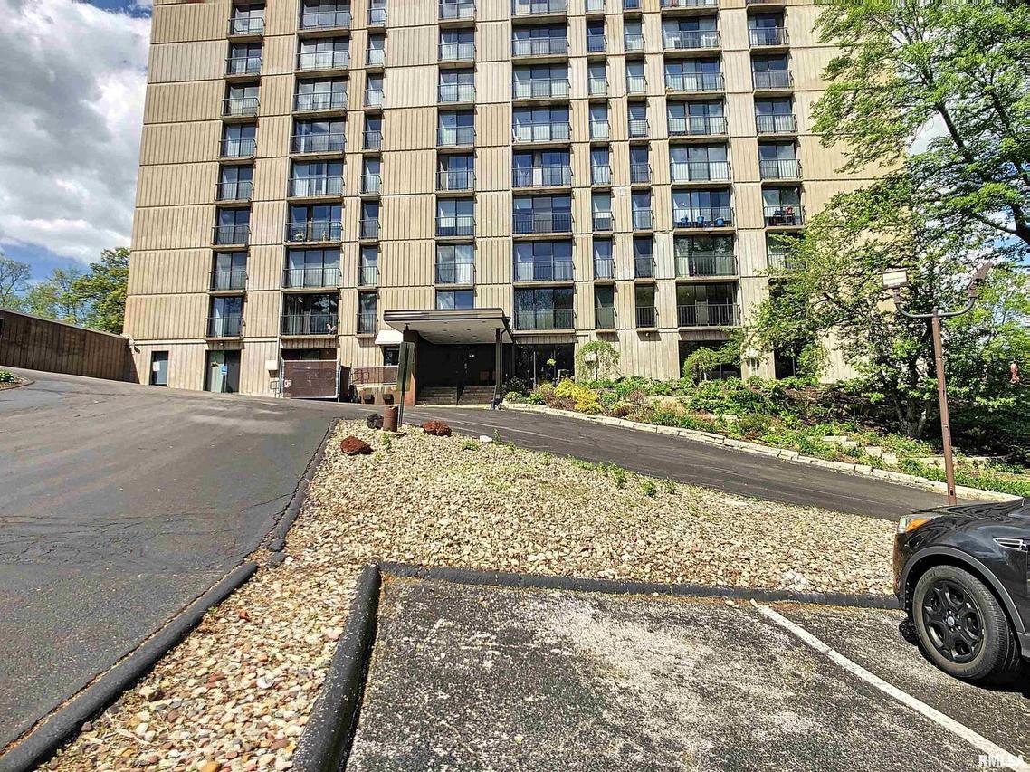 1800 7th St. #2F, East Moline, IL 61244