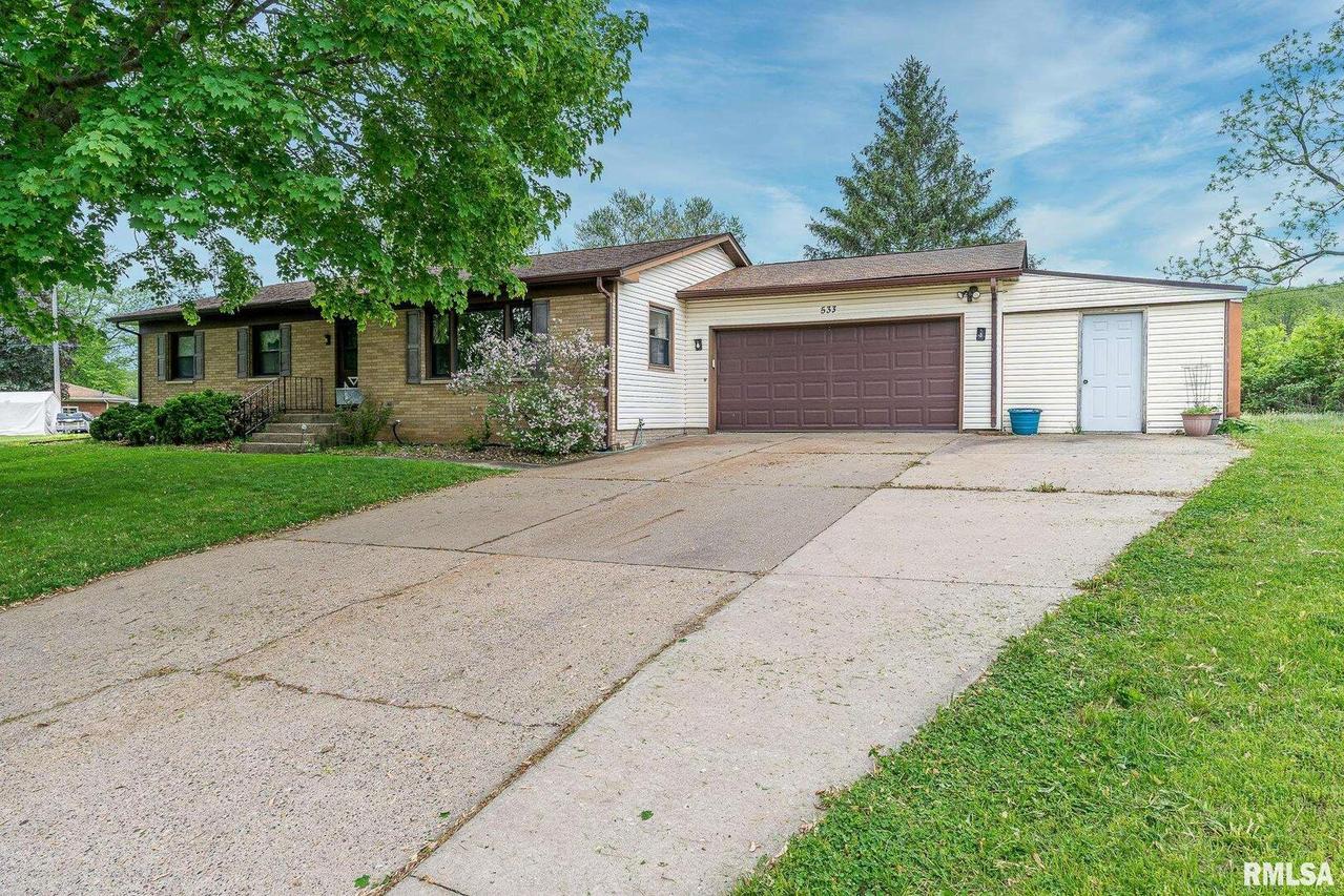 533 W 8th St., Andalusia, IL 61232