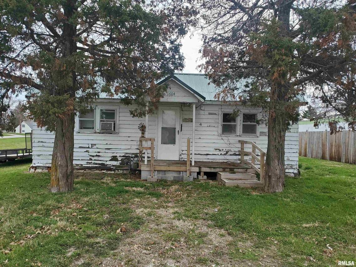 1602 14th St., Viola, IL 61486