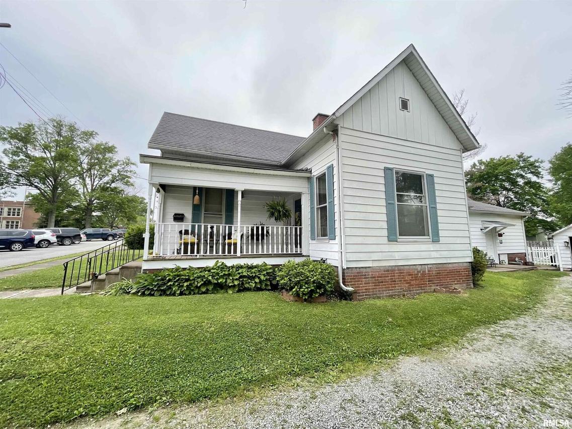 320 W College St., Harrisburg, IL 62946