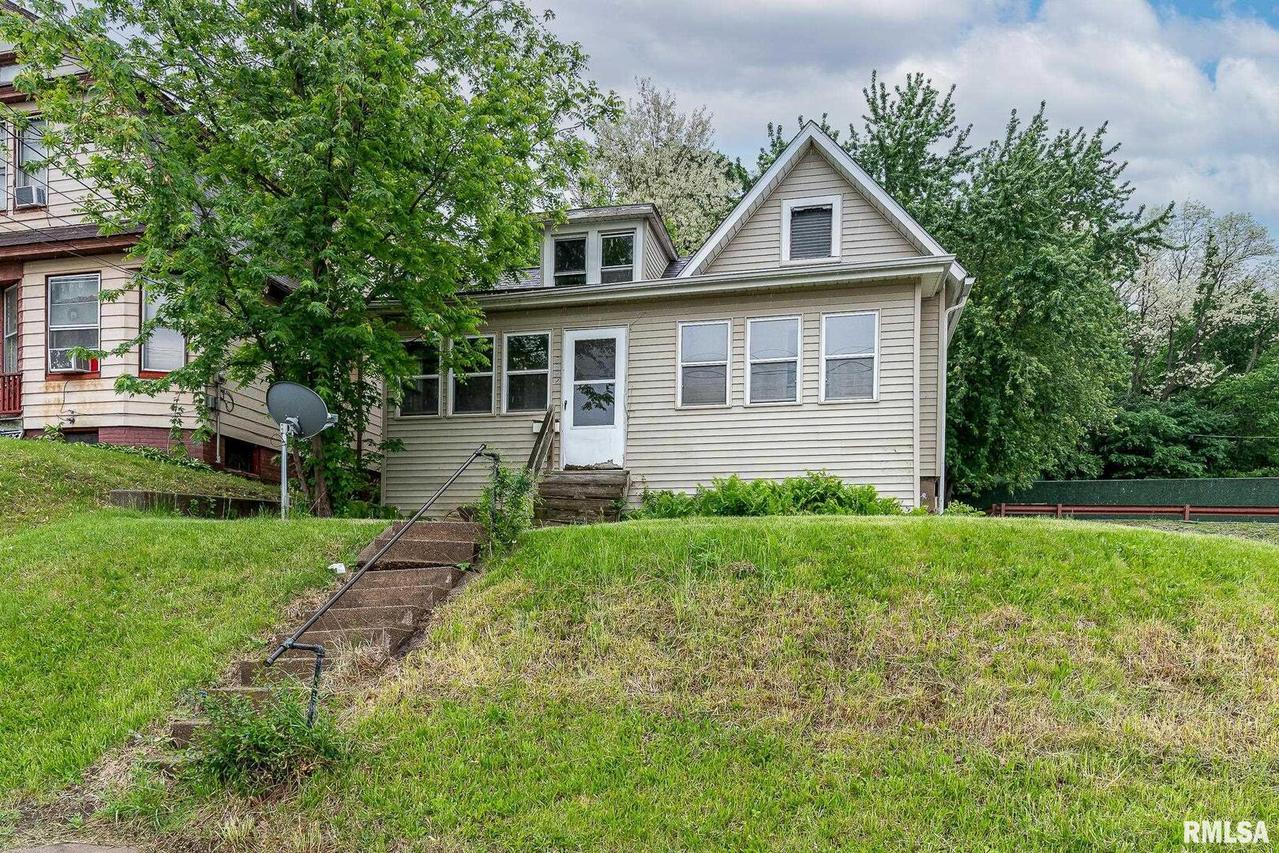 2322 7th Ave., Moline, IL 61265