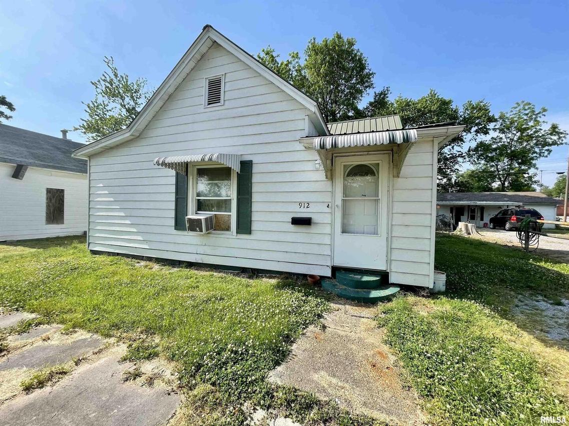 912 Elder St., Eldorado, IL 62930
