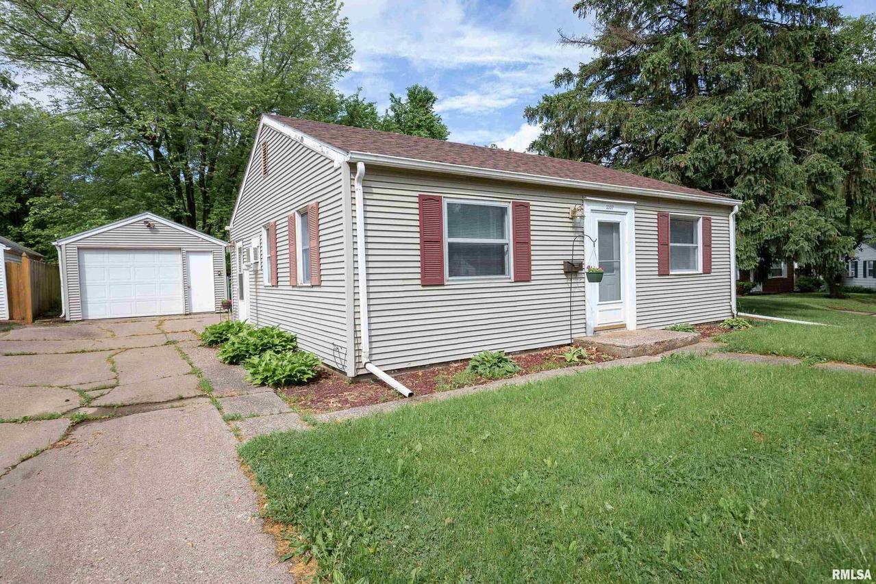 1107 37th Street Ct., Moline, IL 61265