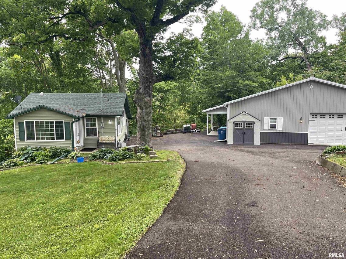 2007 9th Street Ct., East Moline, IL 61244