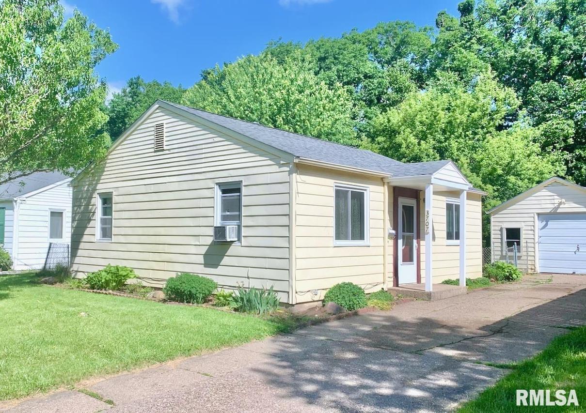 3707 10th Avenue Ct., Moline, IL 61265