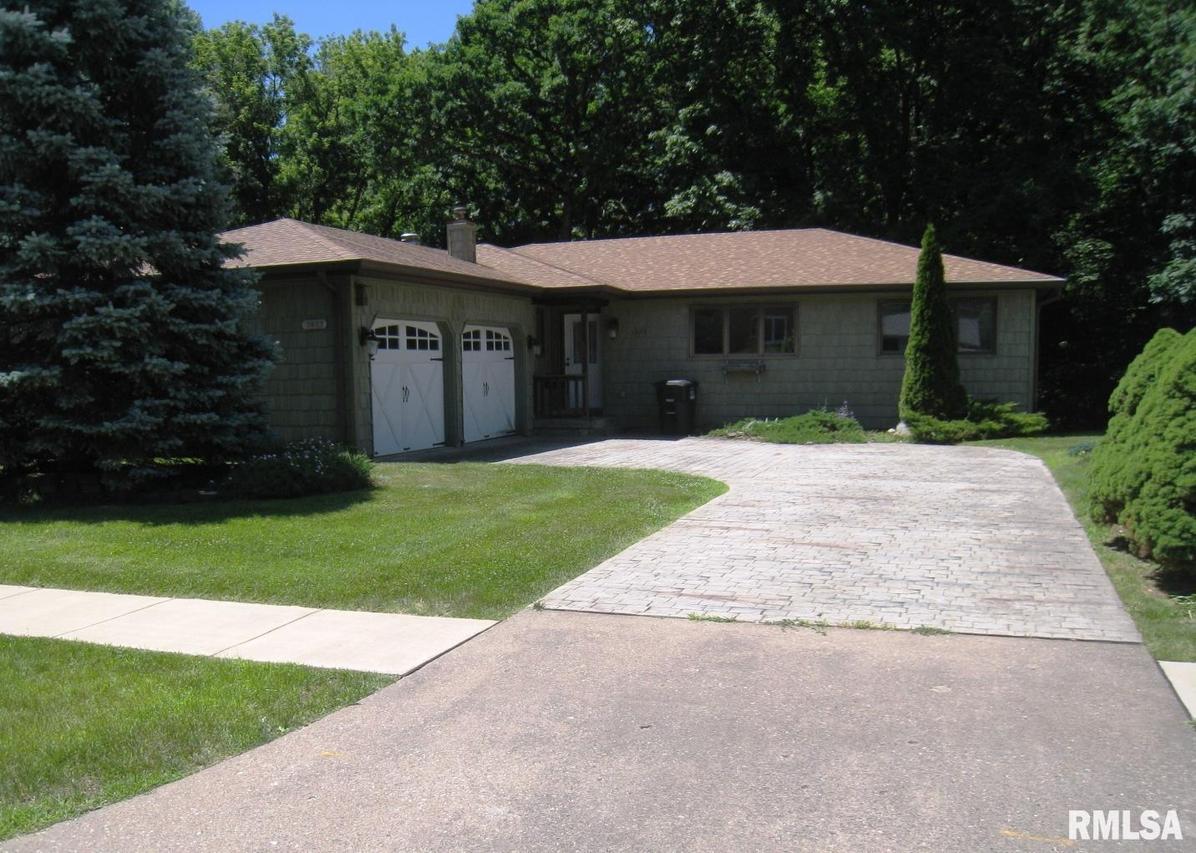 1621 40th Street Ct., Moline, IL 61265