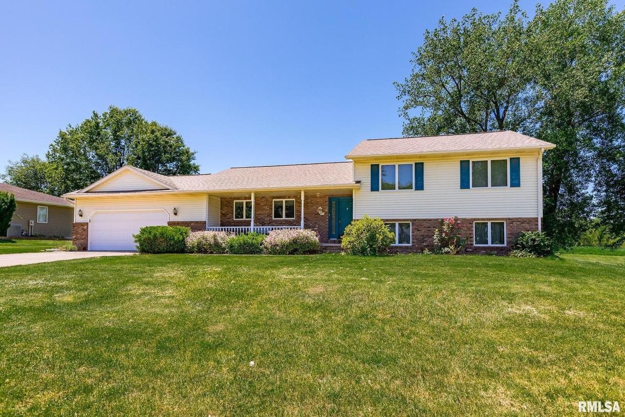 11 Deer Hollow Dr., Coal Valley, IL 61240