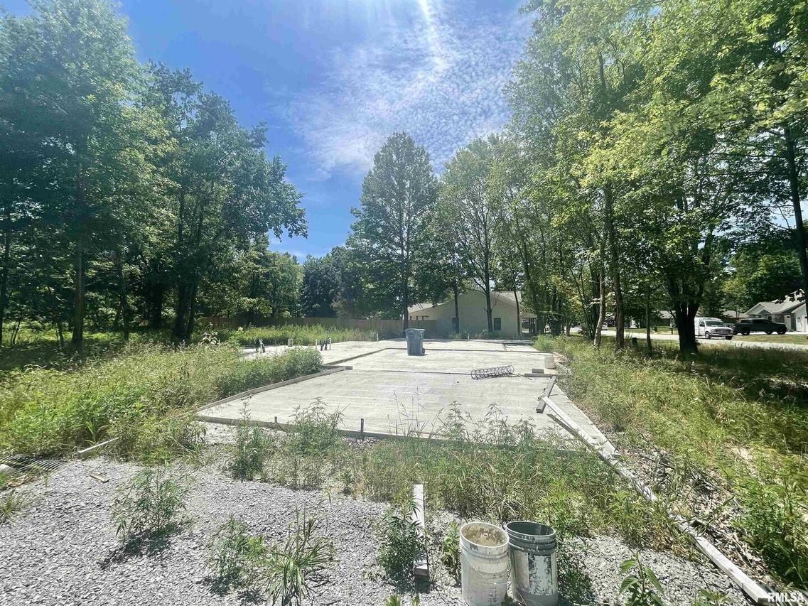 1201 Goldenwood Dr., Carterville, IL 62918