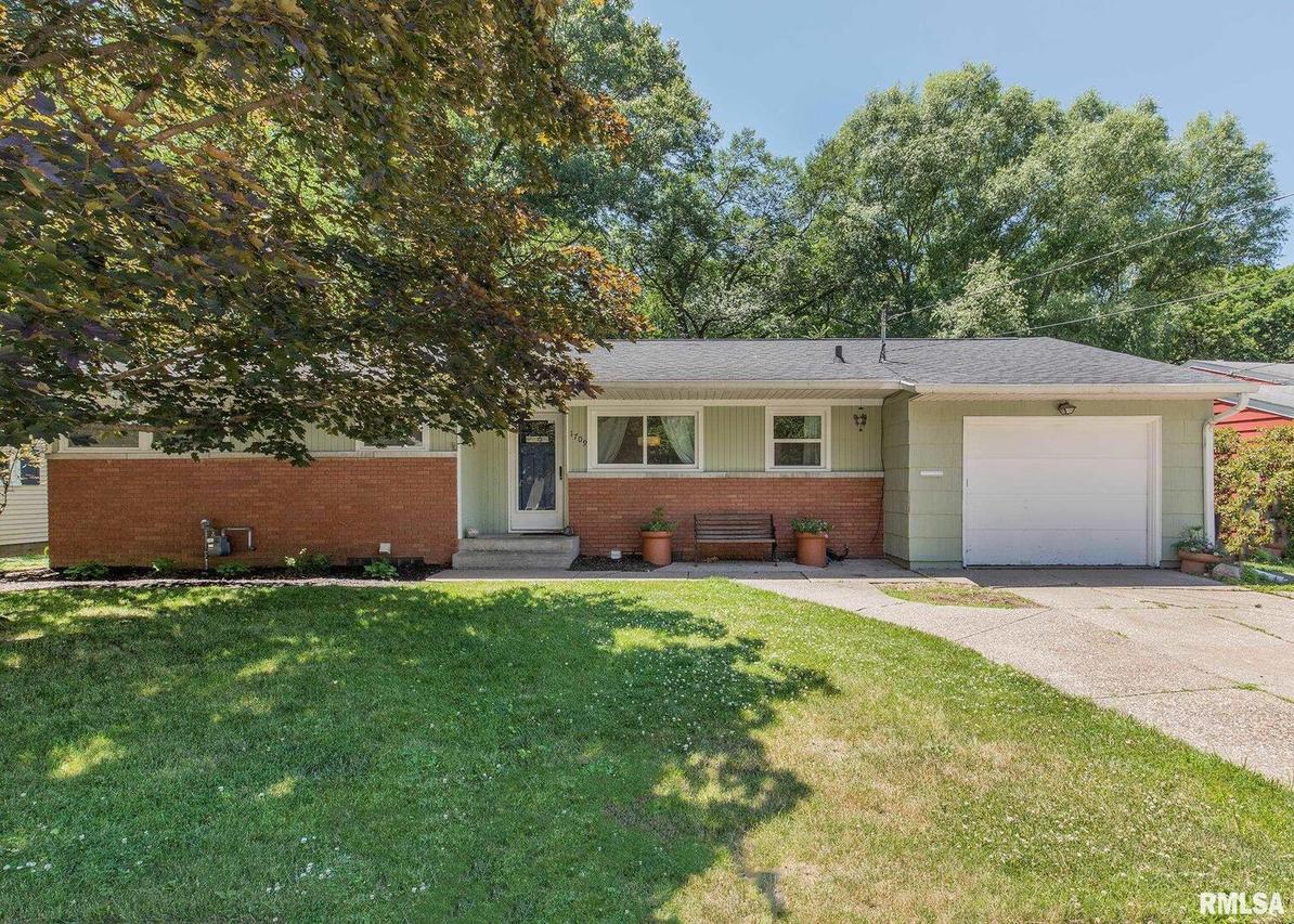 1709 40th Street Ct., Moline, IL 61265