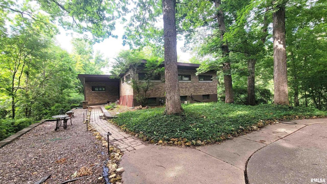 3705 9th Ave., Moline, IL 61265