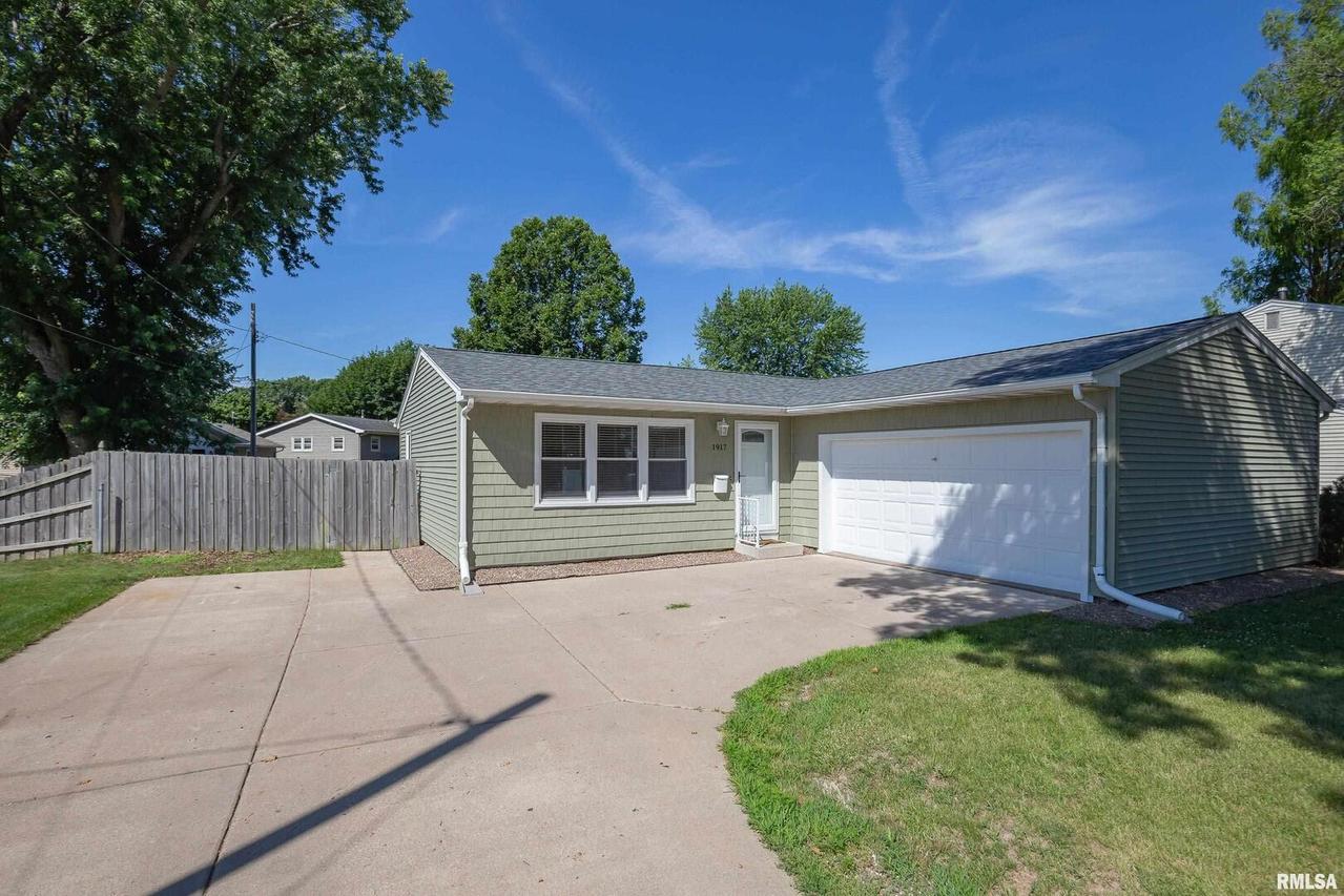 1917 48th Street Pl., Moline, IL 61265