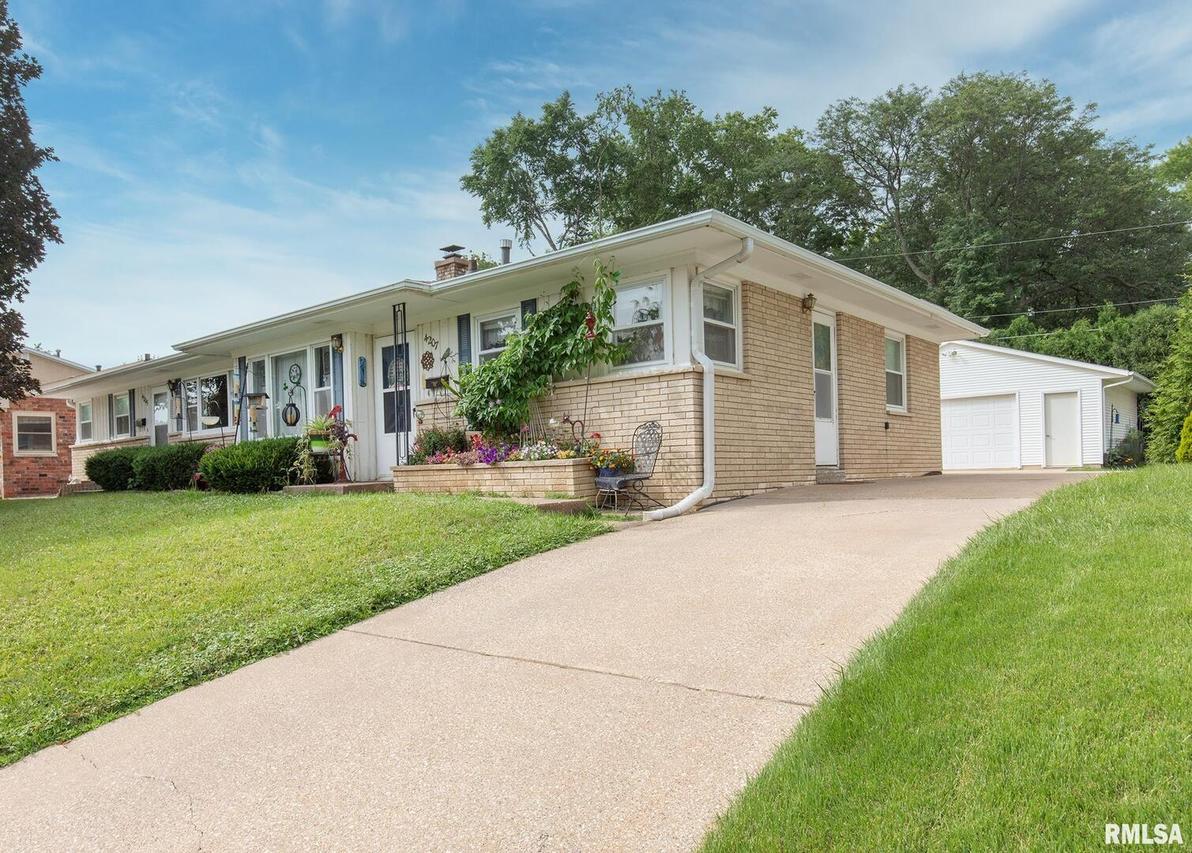 4205/4207 36th Ave., Moline, IL 61265