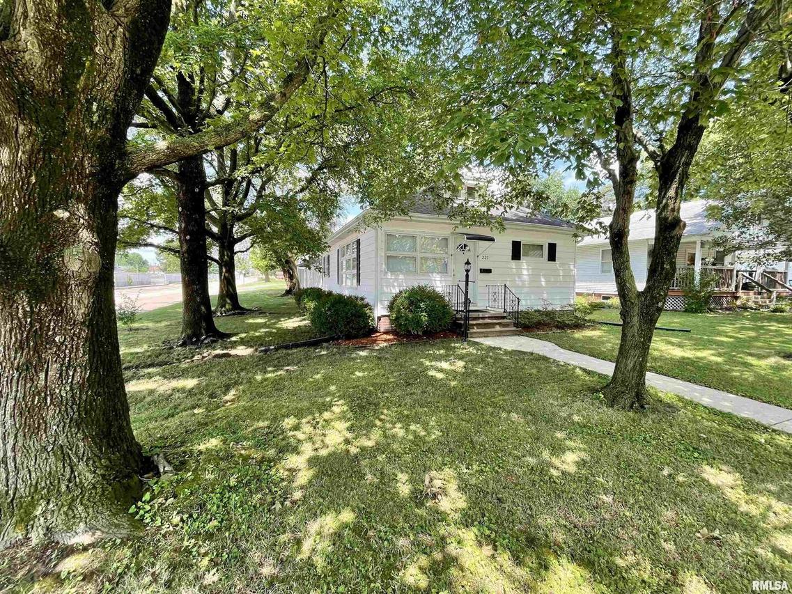 221 S 9th St., Herrin, IL 62948