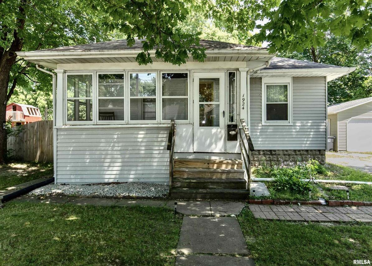 1924 34th St., Moline, IL 61265