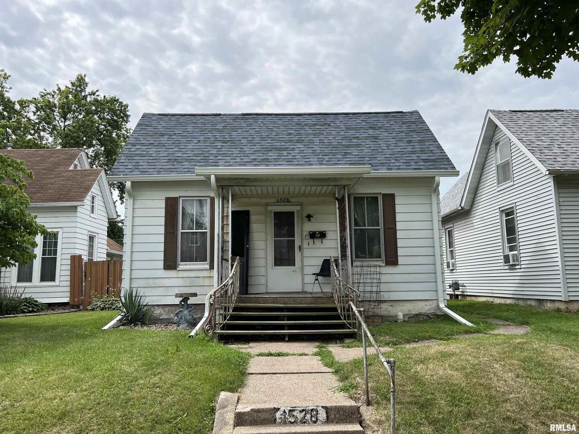 1528 15th Ave., Moline, IL 61265
