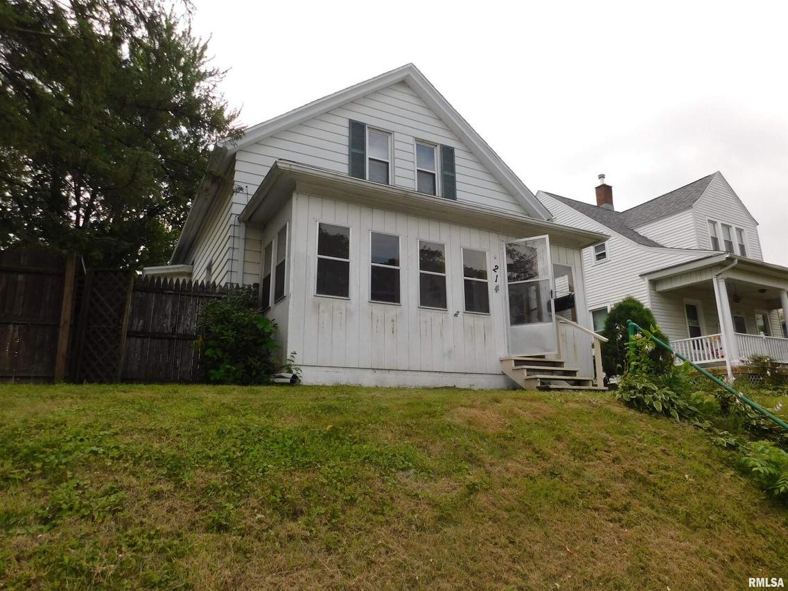 214 16th Ave., Moline, IL 61265