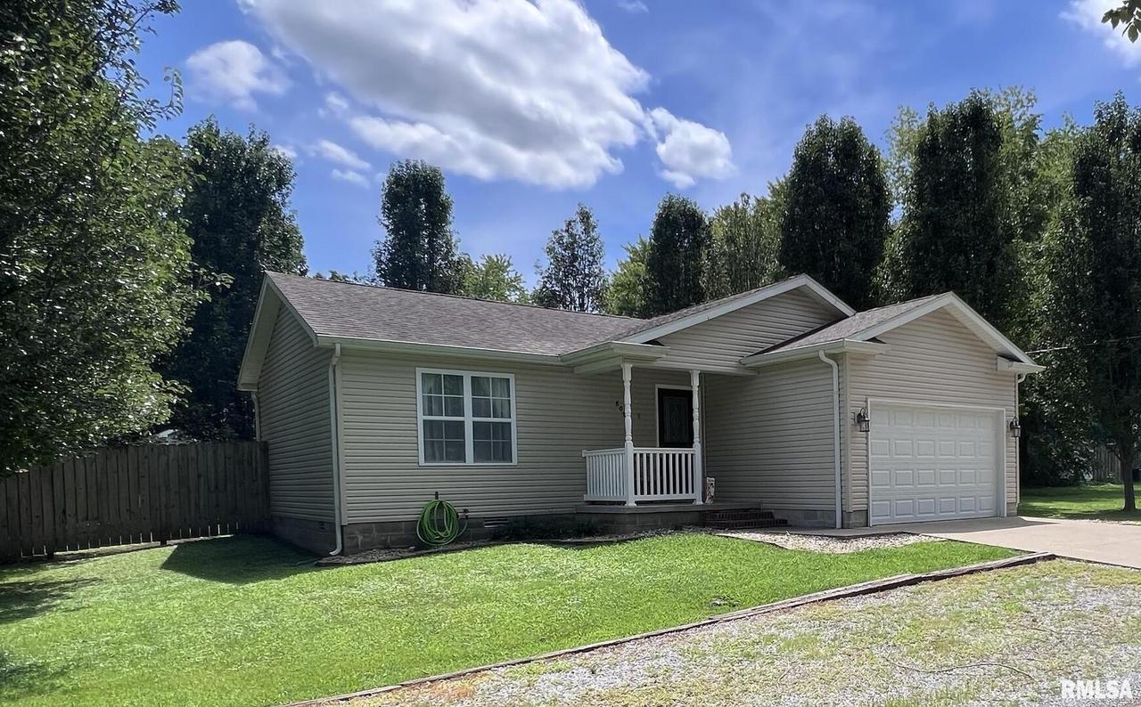806 E Benson St., Herrin, IL 62948