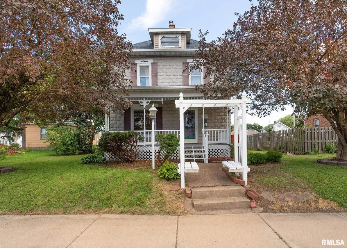 305 9th St., Silvis, IL 61282