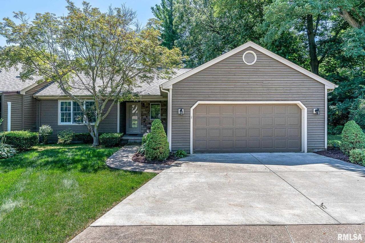 2 Thornwood Ct., Moline, IL 61265