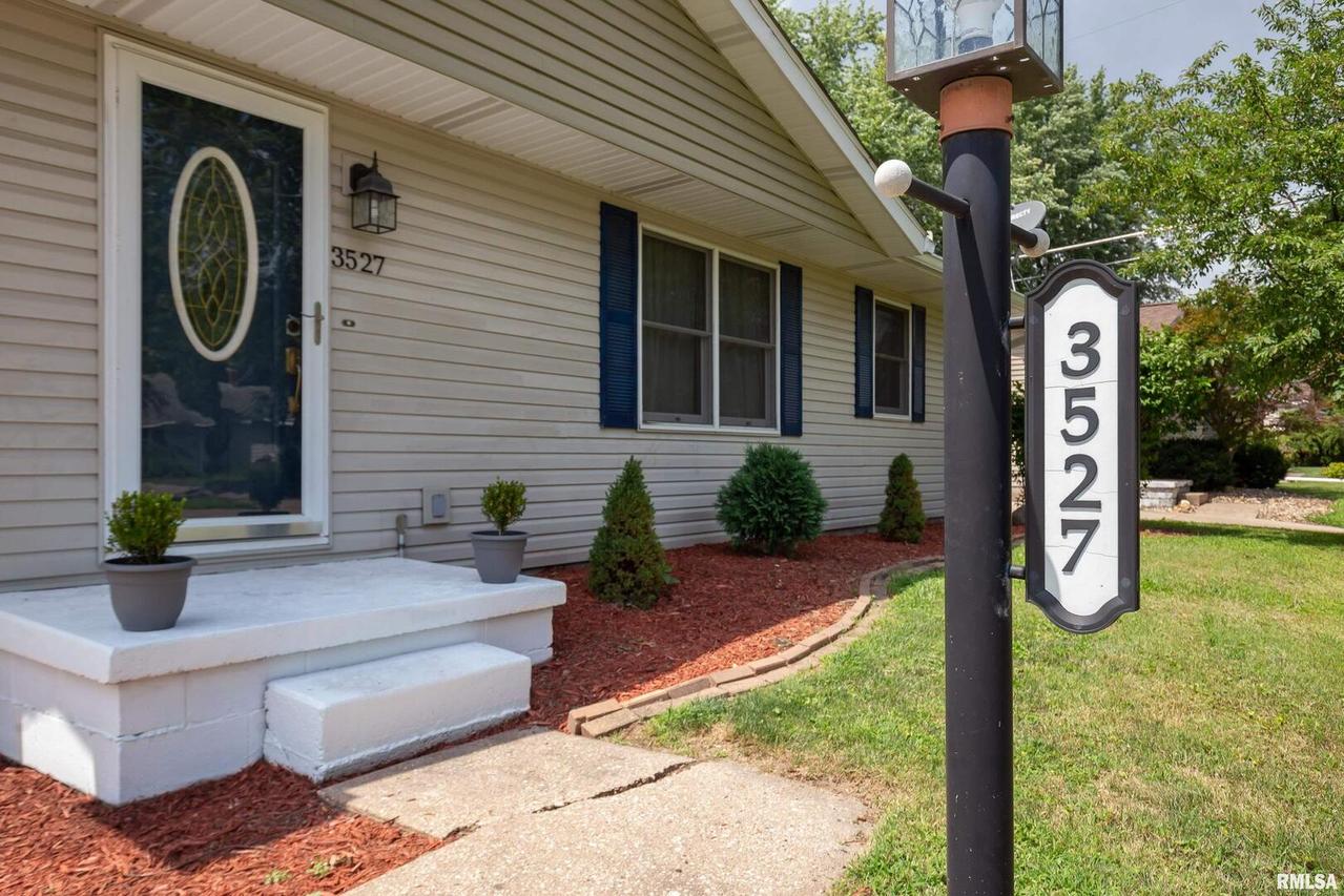 3527 38th St., Moline, IL 61265