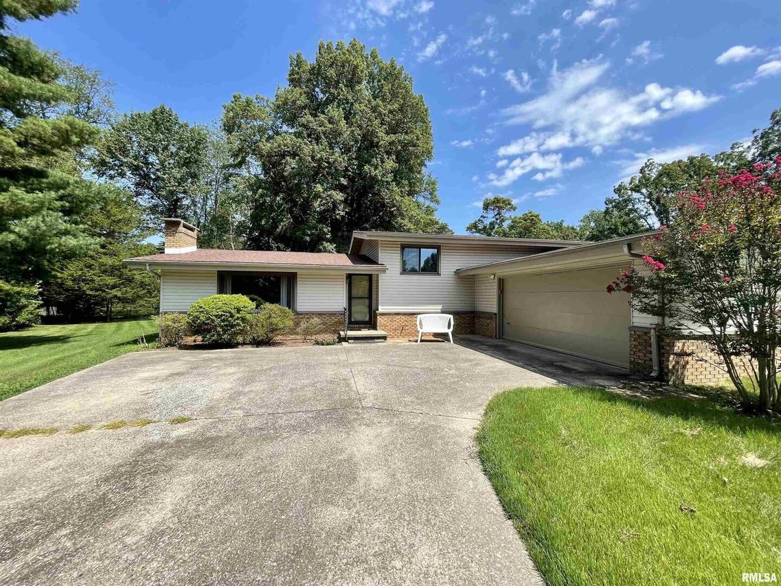 35 Hill Haven Rd., Carbondale, IL 62901