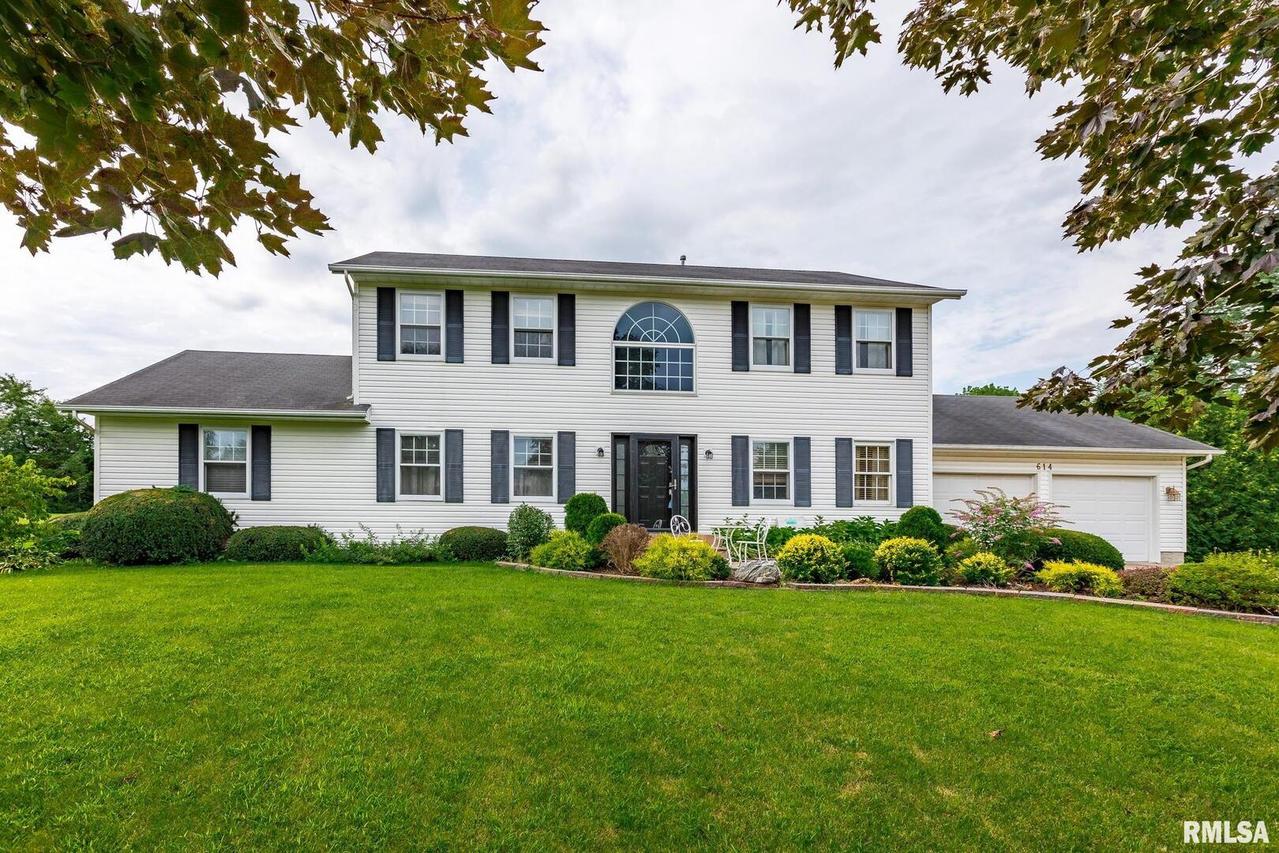 614 Edgehill Ct., Andalusia, IL 61232