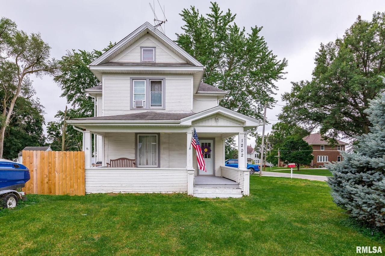 1202 20th Ave., Viola, IL 61486