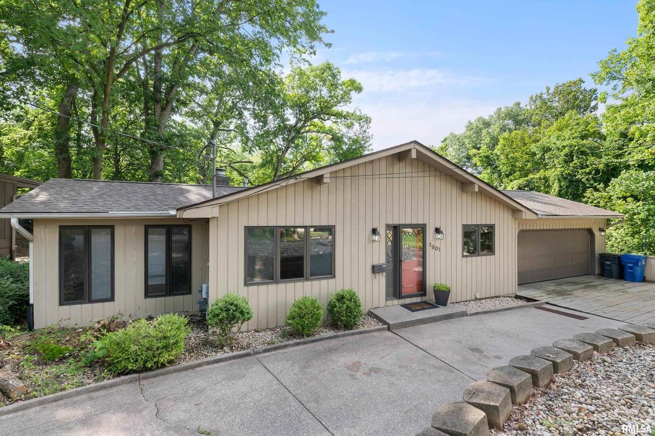 1901 Glenwood Dr., Moline, IL 61265