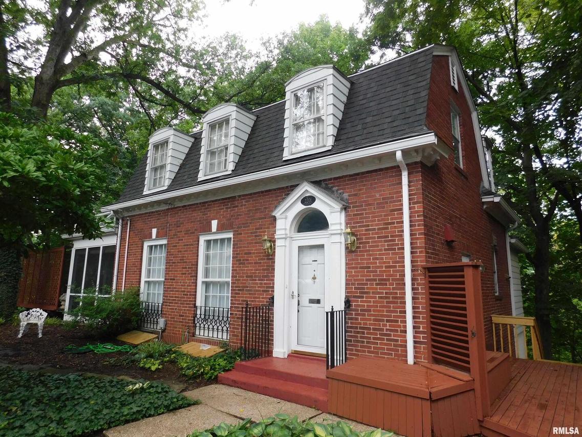 2201 Barnard Ct., Moline, IL 61265