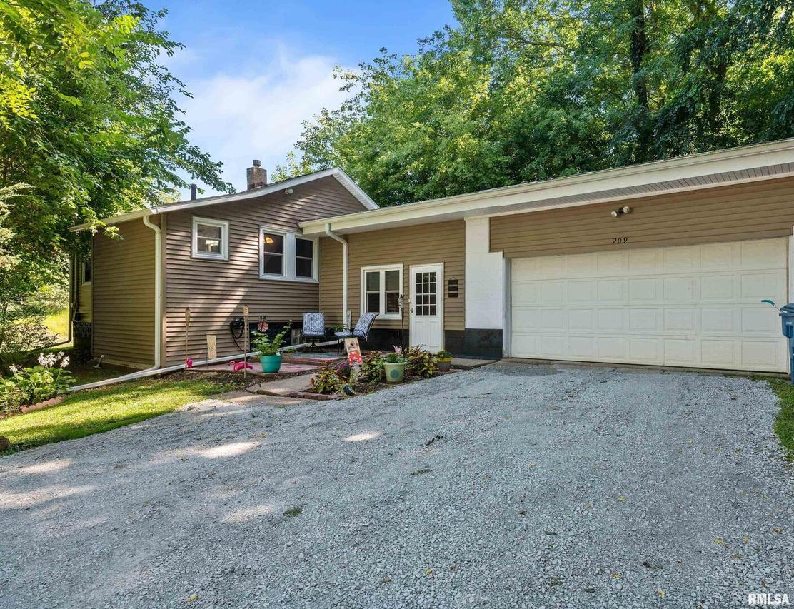 209 E 23rd Ave., Coal Valley, IL 61240