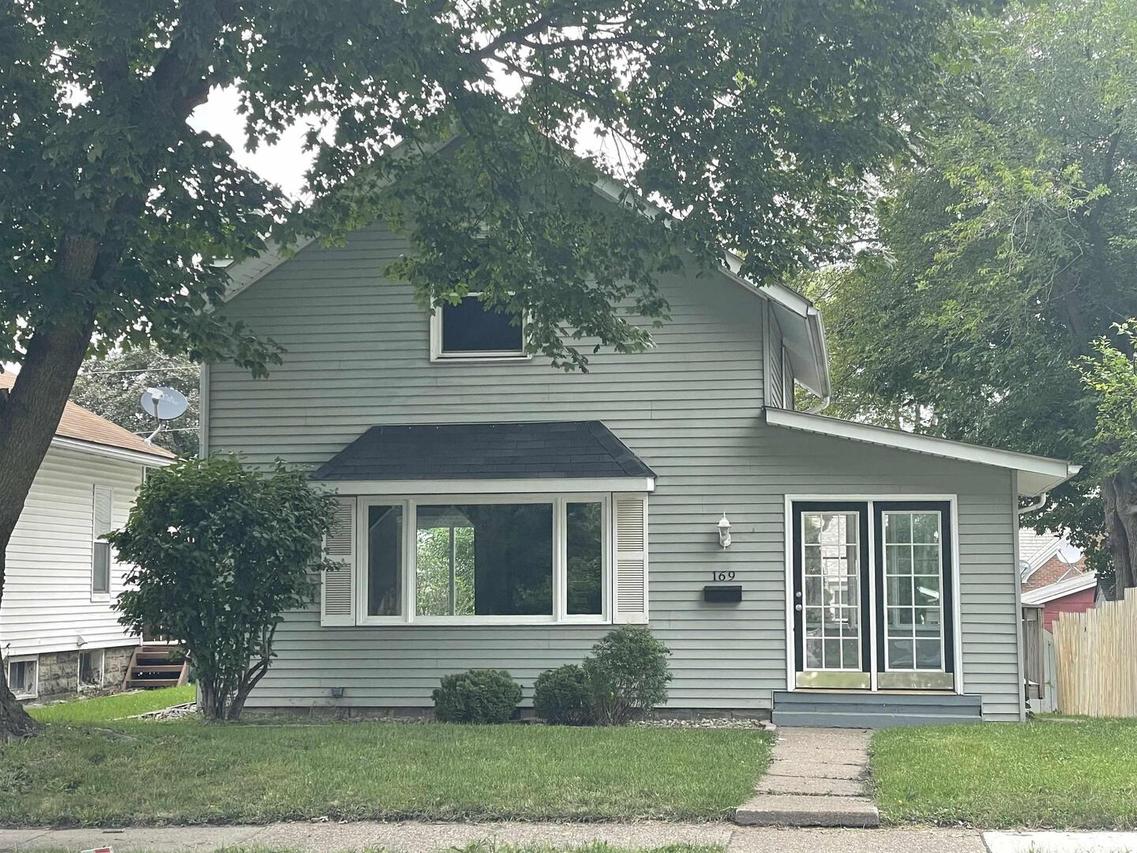169 16th Ave., East Moline, IL 61244