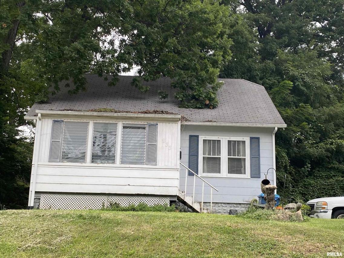 933 21st Ave., East Moline, IL 61244