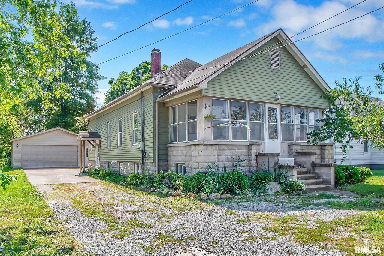 321 E Poplar St., Duquoin, IL 62832