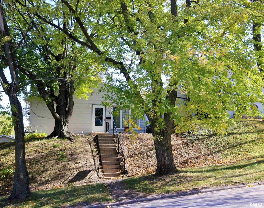 205 15th St., Silvis, IL 61282