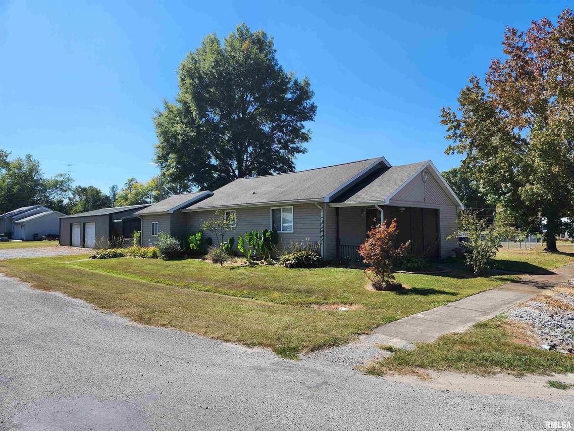 110 E Pershing St., Valier, IL 62891