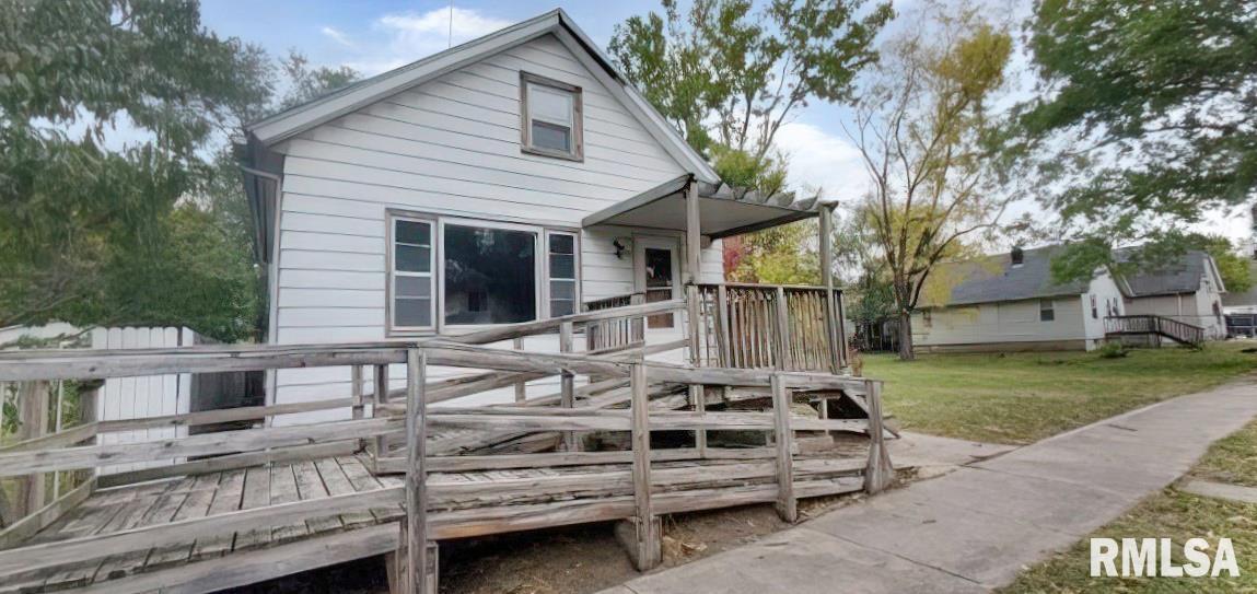 1009 11th Ave., Rock Island, IL 61201