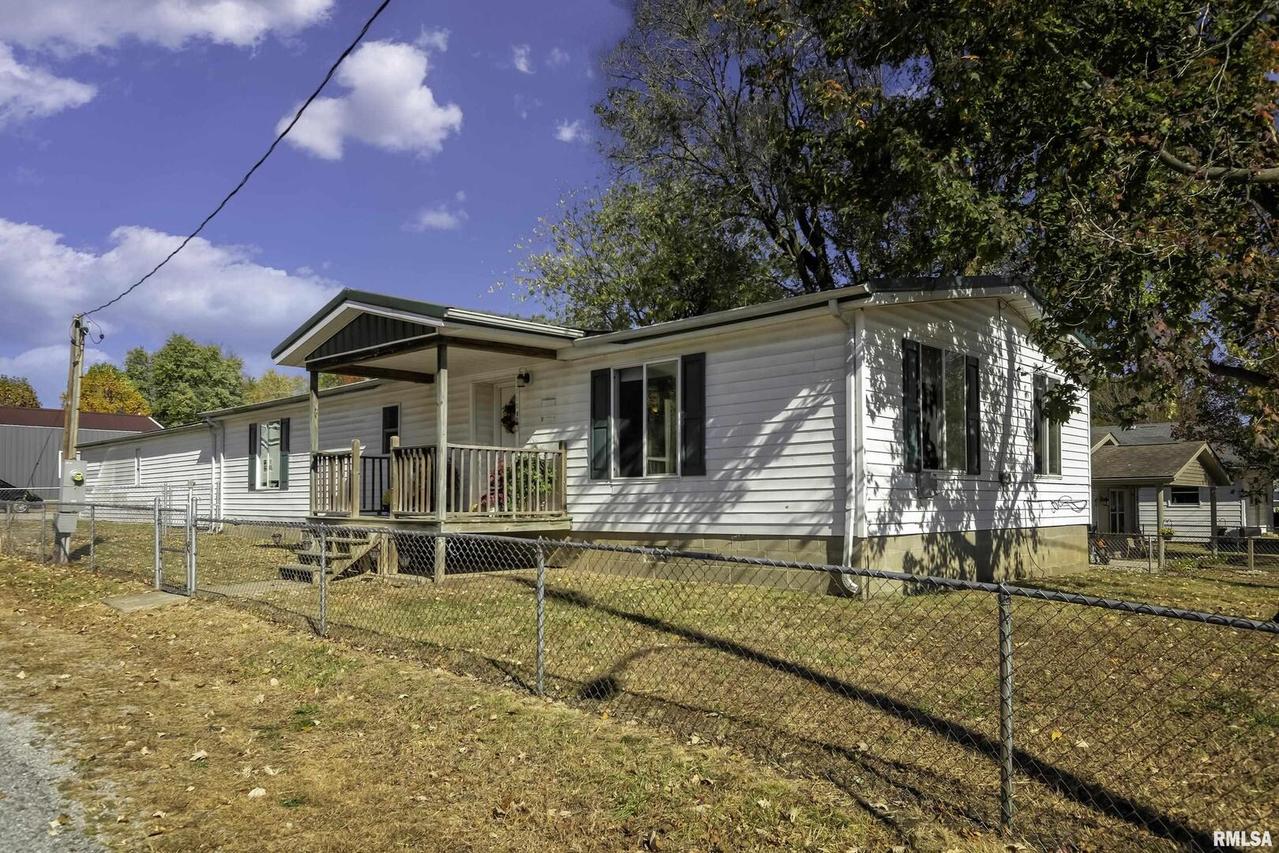 712 W 10th St., Johnston City, IL 62951