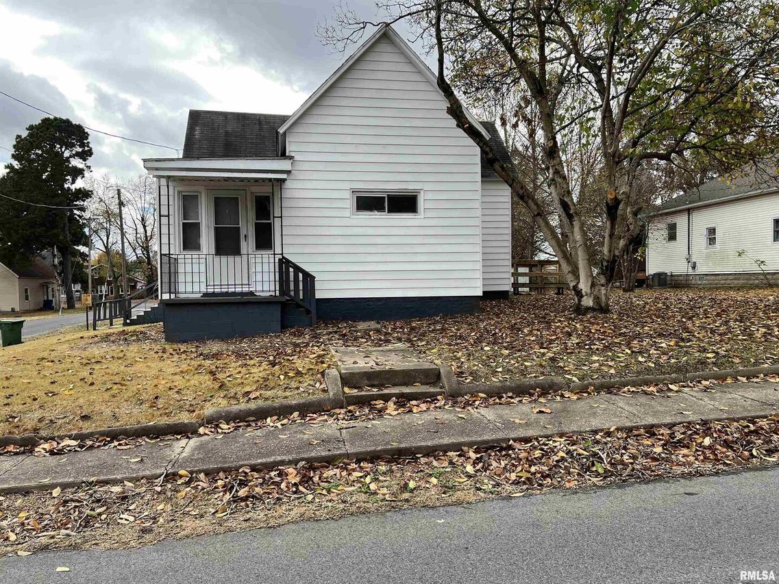 509 E 9th St., Johnston City, IL 62951